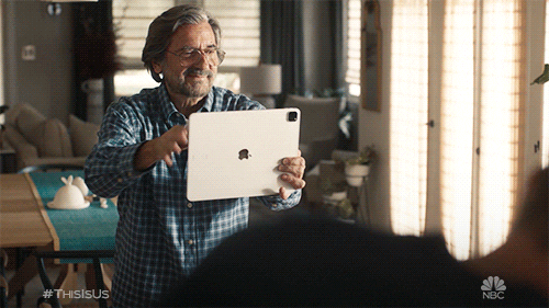 Homem fazendo vídeochamada pelo tablet, mostrando como as tecnologias mudaram nossa forma de nos comunicarmos.